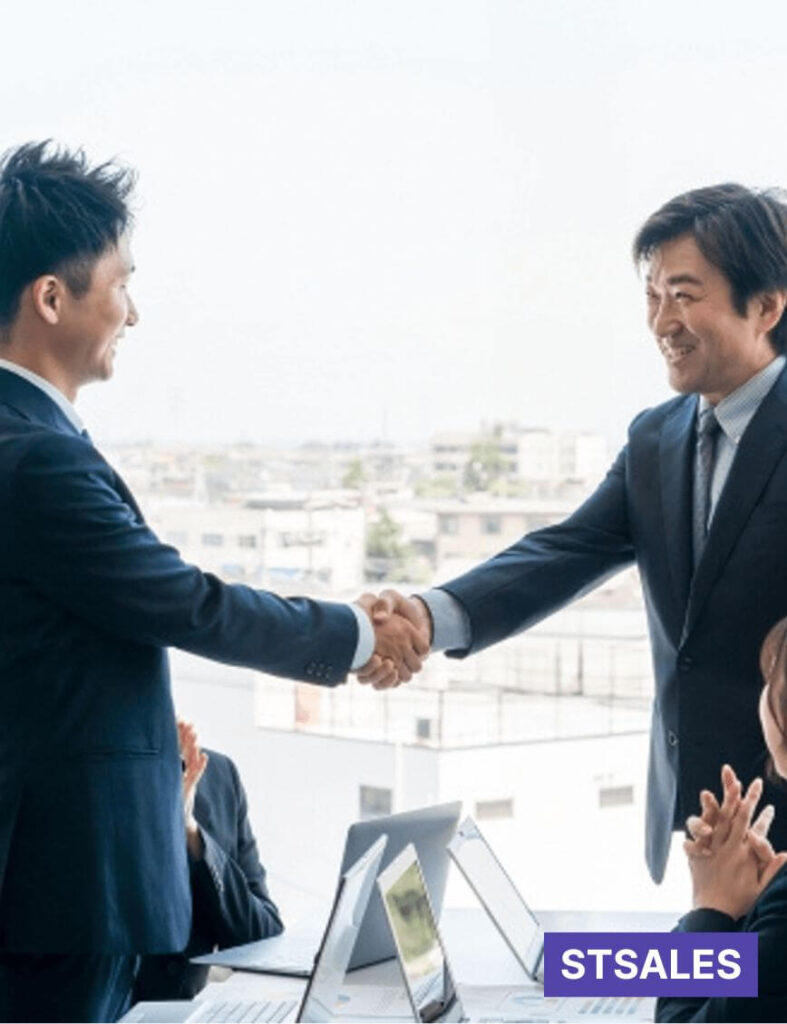 営業担当者同士が商談後に握手するビジネスシーン